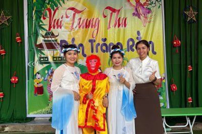 Hòa trong không khí rộn ràng của ngày Tết Trung Thu, trường Mầm non Hướng Dương đã tổ chức chương trình “Vui Tết Trung Thu – Bé Vui Hội Trăng Rằm” đầy ý nghĩa dành cho các bé. Ngay từ sáng, sân trường đã ngập tràn sắc màu rực rỡ của lồng đèn, những mâm cỗ Trung Thu được trang trí đẹp mắt với bánh, trái cây tạo hình con vật ngộ nghĩnh. Các cô giáo và phụ huynh cùng nhau chuẩn bị chu đáo để mang đến cho các bé một ngày hội thật vui tươi và ấm áp.Chương trình diễn ra sôi nổi với nhiều hoạt động hấp dẫn như: múa lân, văn nghệ chào mừng, kể chuyện sự tích chú Cuội – chị Hằng.  Chương trình “Vui Tết Trung Thu” không chỉ mang đến niềm vui cho các bé mà còn là dịp để các em hiểu thêm về nét đẹp văn hóa truyền thống của dân tộc, được vui chơi, giao lưu và phát triển kỹ năng sống một cách tự nhiên. Trường Mầm non Hướng Dương xin chân thành cảm ơn sự quan tâm, đồng hành của các bậc phụ huynh và sự nhiệt tình của các cô giáo trong việc mang đến cho các bé một mùa Trung Thu trọn vẹn và đầy ý nghĩa.